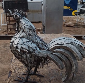 Sculptures métalliques d’un coq, créées à partir de pièces de récupération