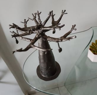 Sculpture artisanale en métal d’un baobab, emblème du Sénégal