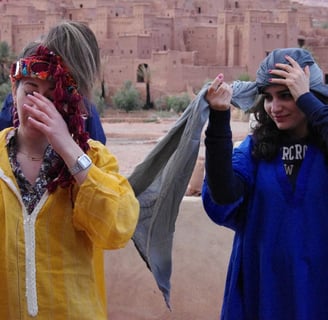 Participants en team building audiovisuel – création de mini-film et percussion au Maroc