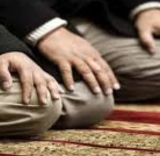 تأثير الإيمان والصلاة : لماذا يقل الاكتئاب بين المسلمين