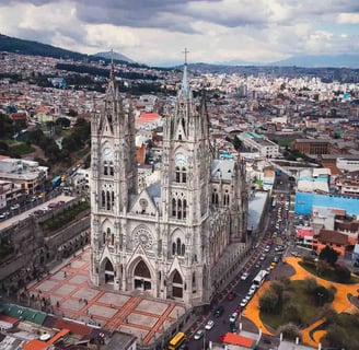 Fotografía aérea hecha con dron de la ciudad de Quito basílica del voto nacional en Ecuador
