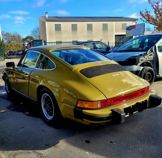 Porsche 911 des année 80' réparer en carrosserie et peinture, puis remonté.