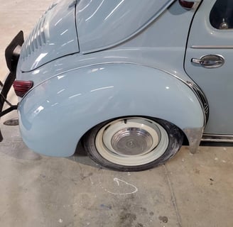 résultat après redressage carrosserie et peinture sur Renault 4cv 