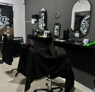 Imagens internas da barbearia Invictu's localizada em Florianópolis.