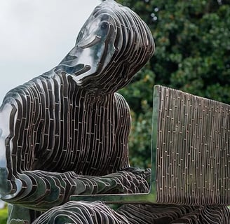 Estátua em homenagem a Satoshi Nakamoto.