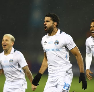 Soteldo, Diego Costa e Reinaldo com a camisa do Grêmio pela Libertadores 2024.