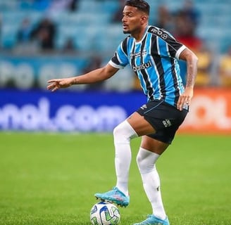 Reinaldo em campo pela equipe gremista.