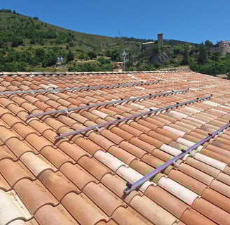 Pose des rails pour installation photovoltaïque sur toiture traditionnelle à Courbons, Digne-les-Bains, Alpes-de-Haute-Proven