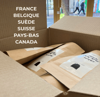 Sachets de thé dans un carton partant pour l'étranger