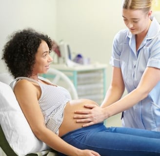 une sage-femme et une femme enceinte à l'hôpital