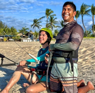 mulher jovem tendo aula de kitesurf ao lado o seu instrutor