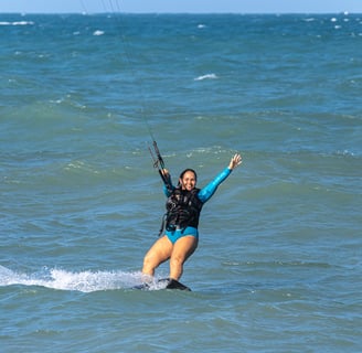 mulher velejando de kitesurf no mar.
