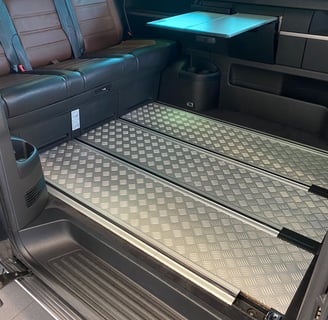Frisch gereinigter Innenraum eines VW T5 – saubere Sitze, gepflegter Boden und aufgeräumtes Cockpit