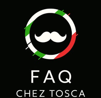 Portrait d’un livreur souriant devant le food truck Chez Tosca