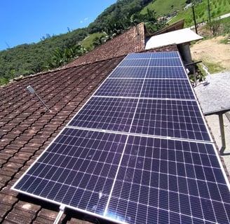 Telhado residencial com painéis solares instalados, captando energia limpa e sustentável.