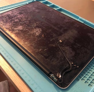 Écran avec défaut anti reflet avant nettoyage complet – réparation SOS PHON’ORDI