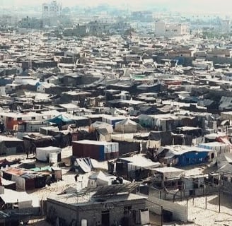 Overcrowding of Displaced Persons' Tents in Al-Mawasi, Khan Younis