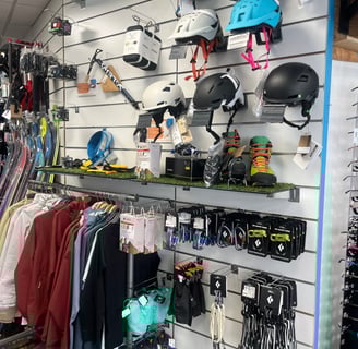 présentoir boutique casques escalade alpinisme degaine piolet veste polaire