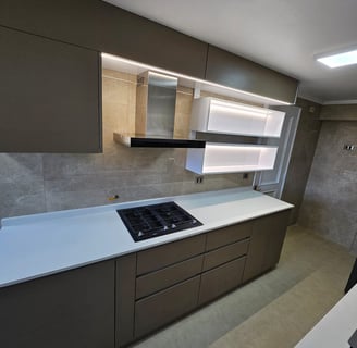 cocina con luces led marron moderna