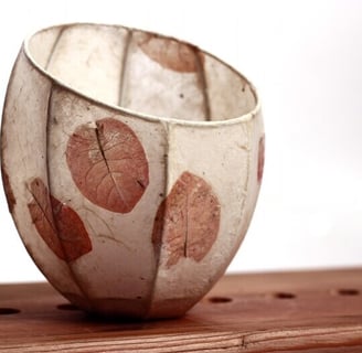 COCOON Windlicht aus Papier florale Tischdeko Blütenkelch Kerzenhalter Teelicht Loktapapier Nepalpapier rote Blätter