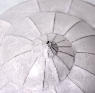 Schneckenlampe HELIX PAPYRO Lampenschirm Schnecke vor weißer Wand