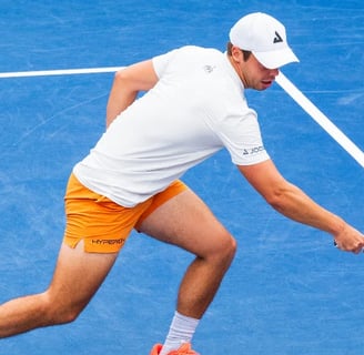 Ben jonhs exécution d’un revers puissant au pickleball
