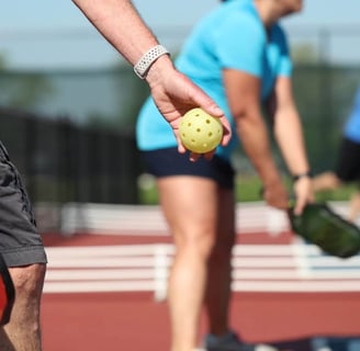 position idéale pour un service au pickleball