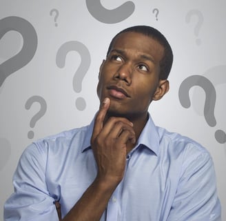 homme qui se pose des question sur l'installation de panneaux solaire sur mauguio