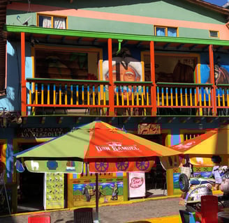 La Paz y tranquilidad que transmiten los cafes y restaurantes en Guatapé. Para todos los gustos.