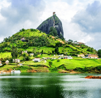 La Piedra o Peñol de Guatapé, visto desde el lago.
