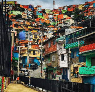 La comuna 13, nos presenta un ejemplo de auto gestión de la comunidad para cambiar su entorno
