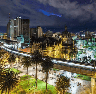 Medellín, ciudad vibrante y activa en las noches. Su Sistema de Metro esta presente.