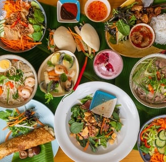 les plats vietnamiens sur la table