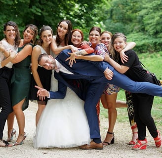Photo de groupe fun et détendue lors d'un mariage en CÎte d'Or