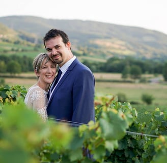 Photo de mariage, portrait de couple au milieu des vignes de bourgogne