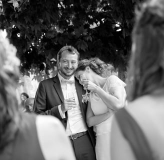 photo de mariés riant pendant leur mariage