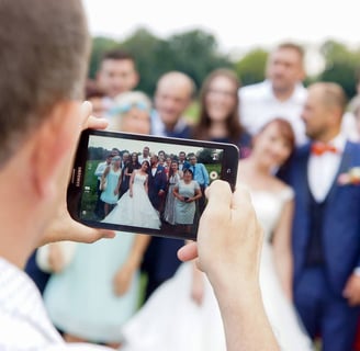 photo de téléphone portable prenant une photo de groupe lors d'un mariage en Bourgogne