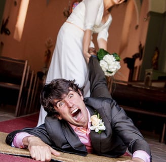 Photo humoristique d'une mariée tirant son futur mari à l'intérieur d'une église