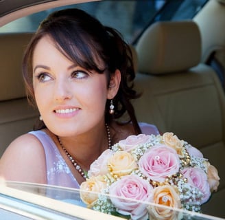 photo de mariée dans la voiture avec son bouquet