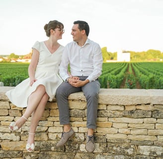 Photo de couple pendant une séance photo au milieu des vignes en Bourgogne