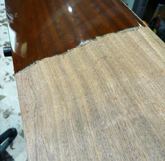 Décapage laser meuble en bois - Avant vernis foncé, après bois naturel restauré sans sablage.