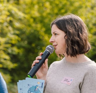 Moderatorin Anna-Katharina Pelzel in aktiver Interaktion mit der Gruppe – lebendig und präsent
