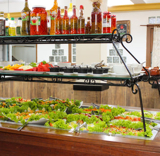 Amplas opções de saladas e frios