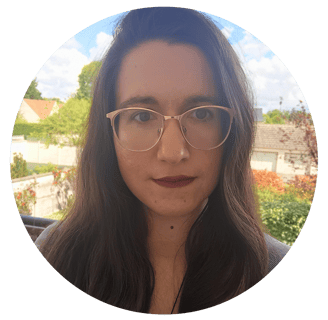 photo portrait de Cynthia, graphiste freelance