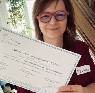 Portrait de Magali Strassel gérontopraticienne soins de confort et de bien-être pour seniors
