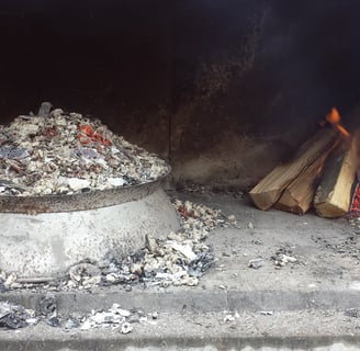 Peka le barbecue croate avec cendre au dessus