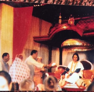 Shri Muniraji offre l'Aarati a Babaji