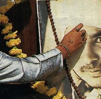 Shri Muniraji dà chandan a Shri Babaji