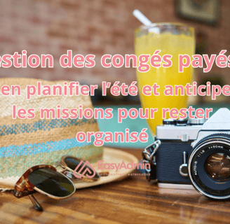 Photo avec un chapeau, des lunettes de soleil, un appareil photo et un verre de jus d'orange
