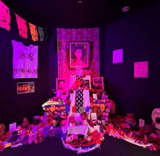 Altar de Día de Muertos en varios niveles